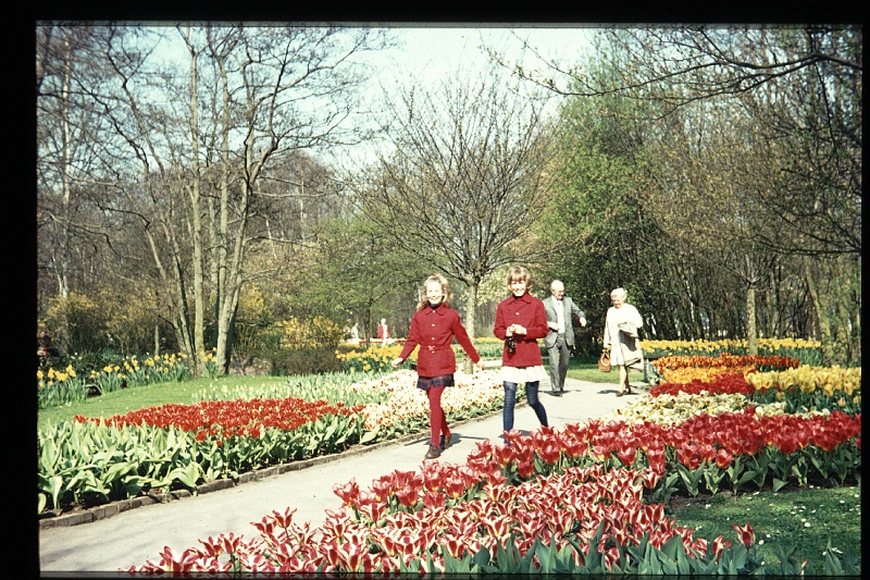 34.Keukenhof apr 1973 Brigitte,Marion.JPG